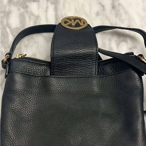 Micheal Kors black and gold crossbody bag - Picture 4 of 5